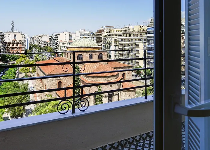 Queen Apartment Thessaloniki By Luxlikehome